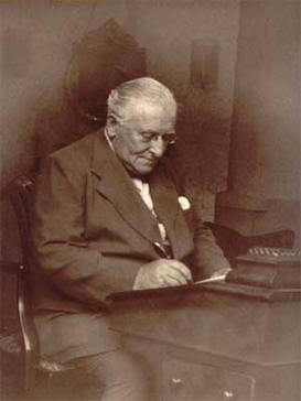 Albert KetèlbeyBy Unknown - https://www.resmusica.com/2005/06/25/albert-william-ketelbey-1875-1959/, Public Domain, https://commons.wikimedia.org/w/index.php?curid=119651376