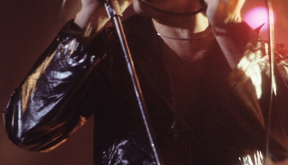 Freddie_Mercury_performing_in_New_Haven,_CT,_November_1977